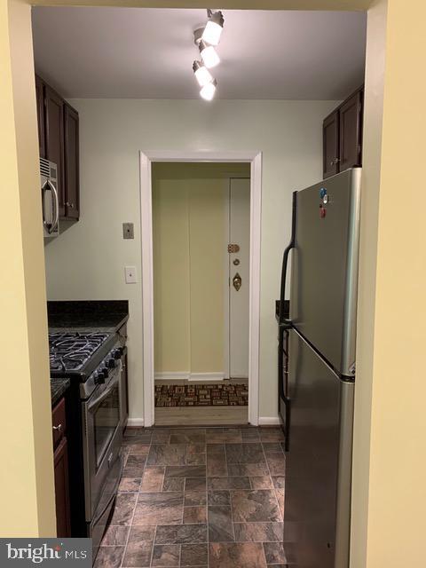 Building Photo - 3890 Lyndhurst Dr