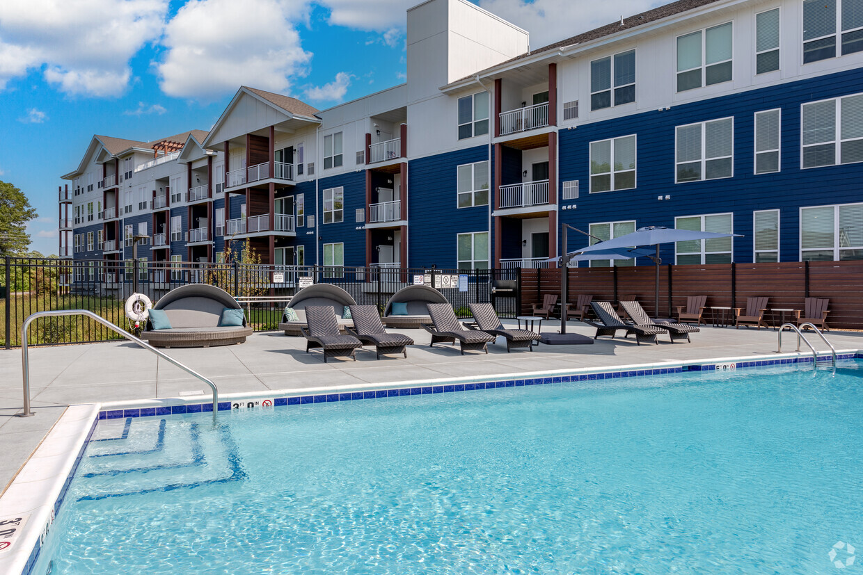 Foto principal - The Crossings at Inver Woods Apts & Townhomes