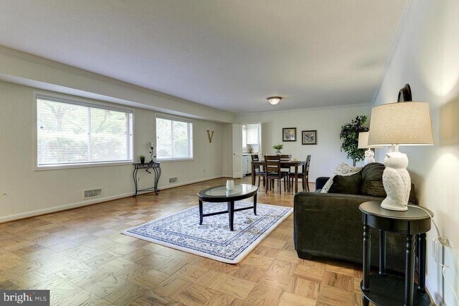 Foto del edificio - 10667 Montrose Ave