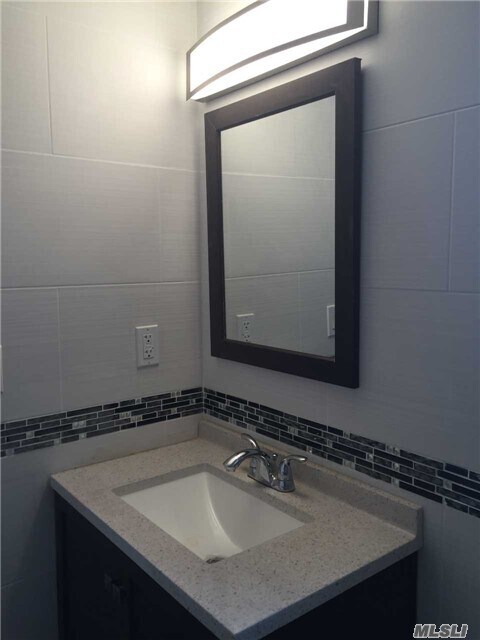 Foto del edificio - 248-46 Rushmore Ave