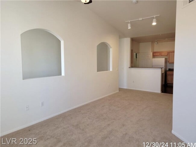 Building Photo - POPULAR 1 BED/1 BATH FLOORPLAN - DESIREABL...