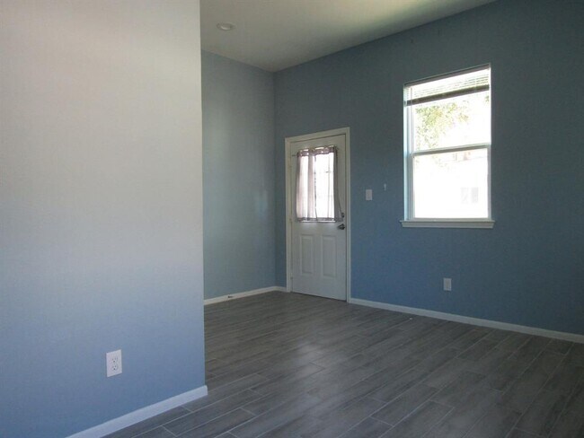 Building Photo - 5205 Lawndale St