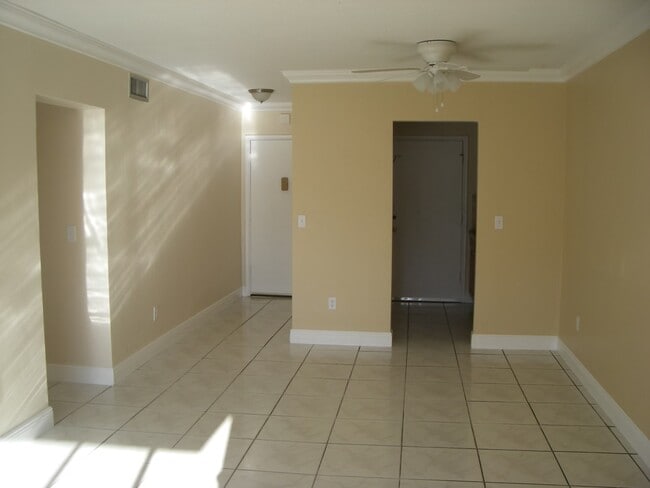 Building Photo - 685 Miller Dr
