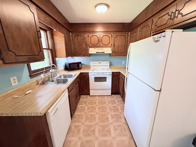 Building Photo - 127 Cedar Creek Cir