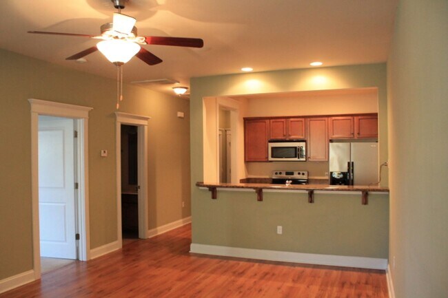 Building Photo - Two Bedroom Near Downtown Available!
