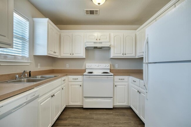 Building Photo - 750 Fallen Oak Dr