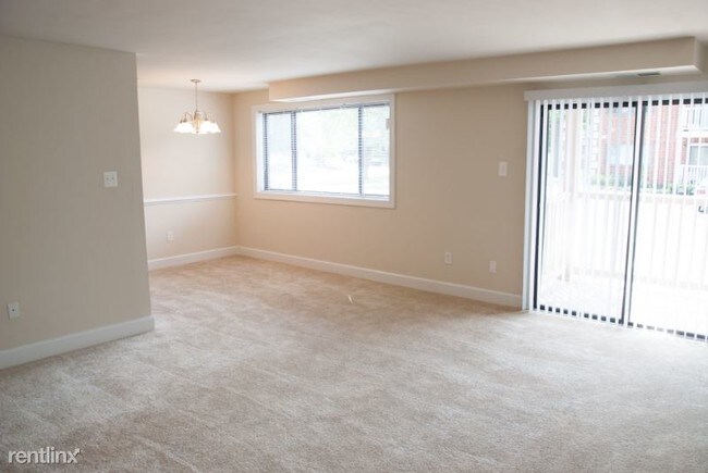 Building Photo - 2 br, 1 bath Apartment - 11 Parkway F Unit F