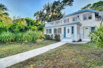 Building Photo - 313 S Lakeside Dr