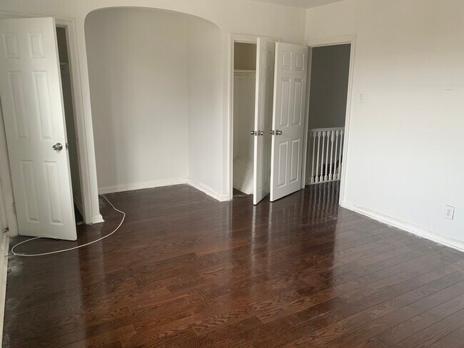 master room - 7662 Woodbine Ave
