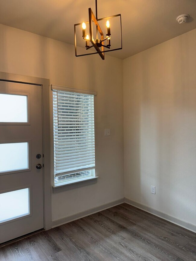 Building Photo - Ready for move-in! Spacious 4-bedroom, 3-b...
