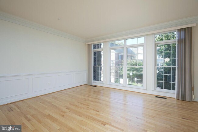 Building Photo - 1160 Regal Oak Dr