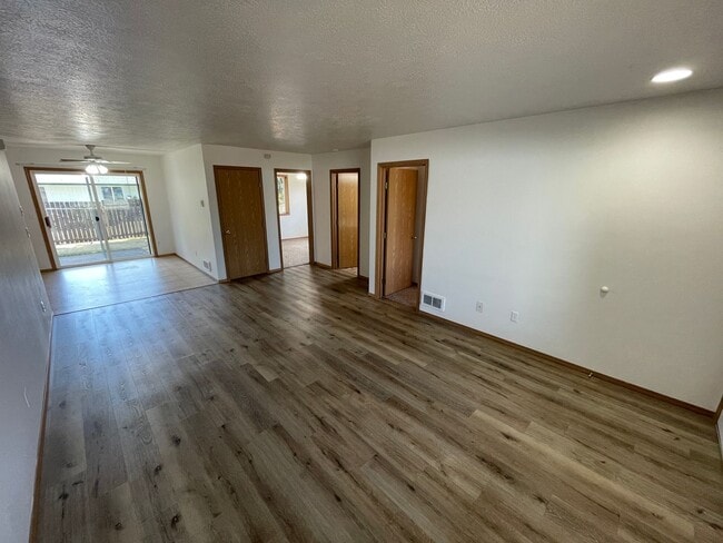 Building Photo - 545
