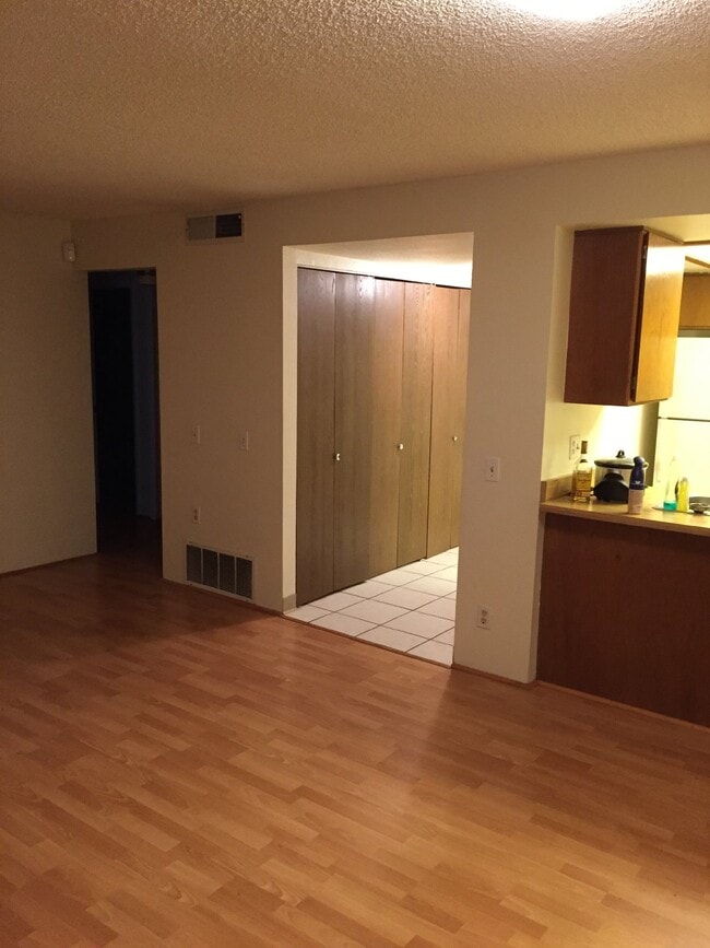 Building Photo - "Charming 1-Bedroom Condo with Cozy Fireplace in Aurora's Apple Tree East Community!"