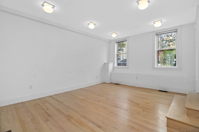 Building Photo - 86 Chelsea St