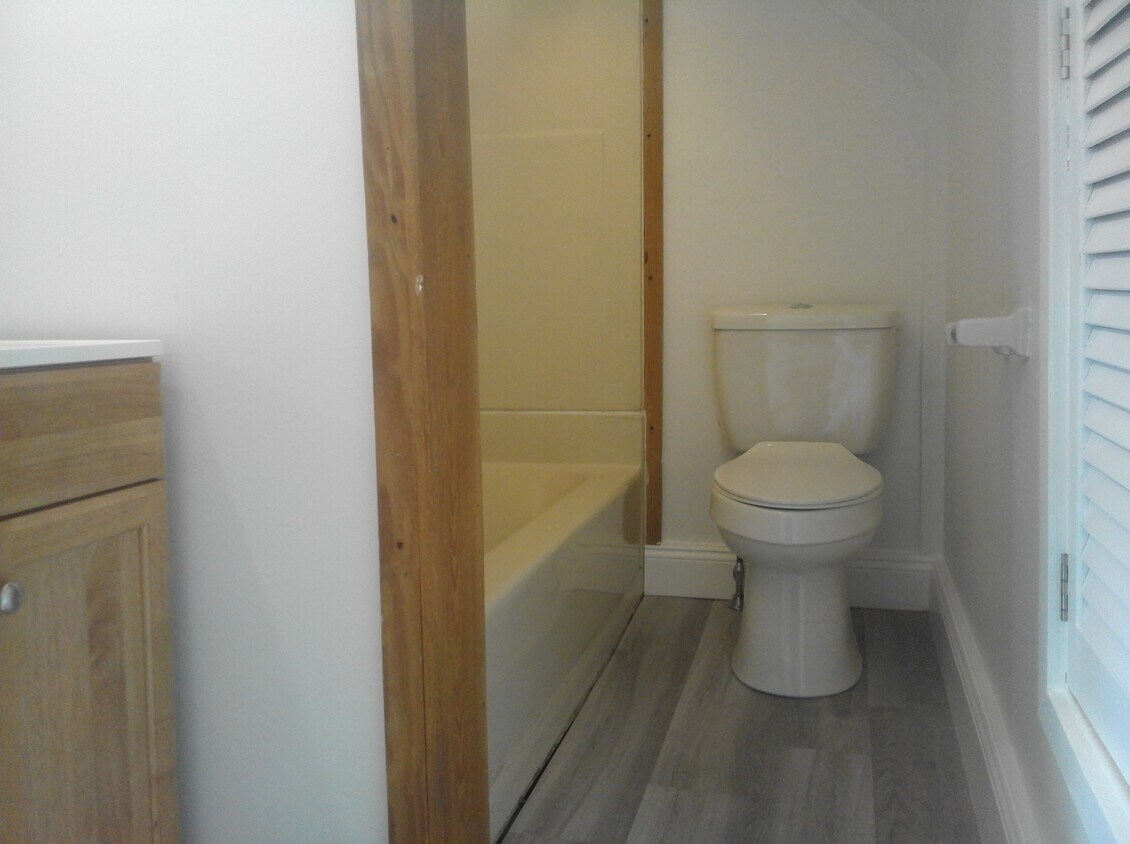 A los turistas que visitan la comunidad de Melrose les encanta tomar fotografías y videos frente al Yankee Stadium. - 119 Thames St