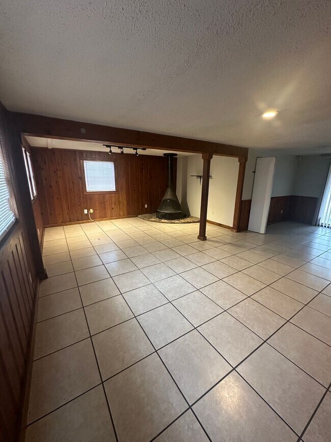 Foto del edificio - 3 Bed 1 Bath House with Fenced-in Yard. Av...