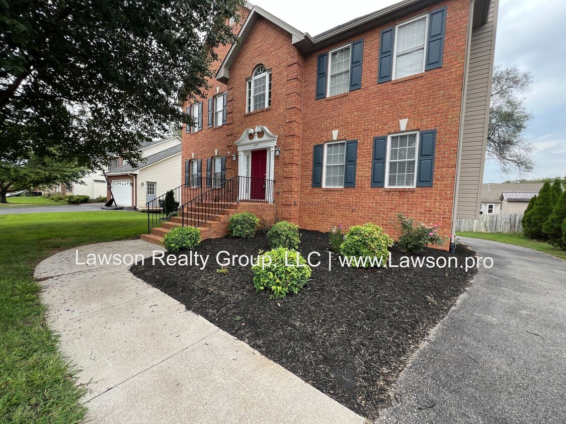 Primary Photo - Large 4 Bedroom, 2 1/2 Bath Colonial Style...