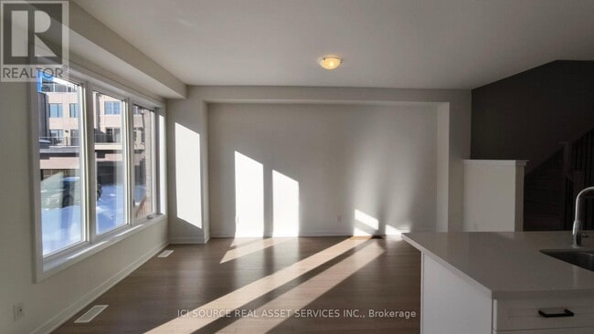 Photo du bâtiment - 30 Freeman Williams St