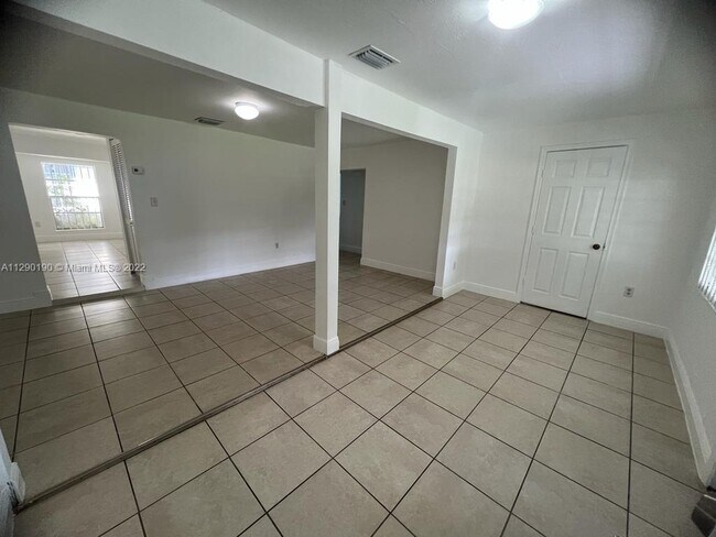 Foto del edificio - 421 NW 50th St