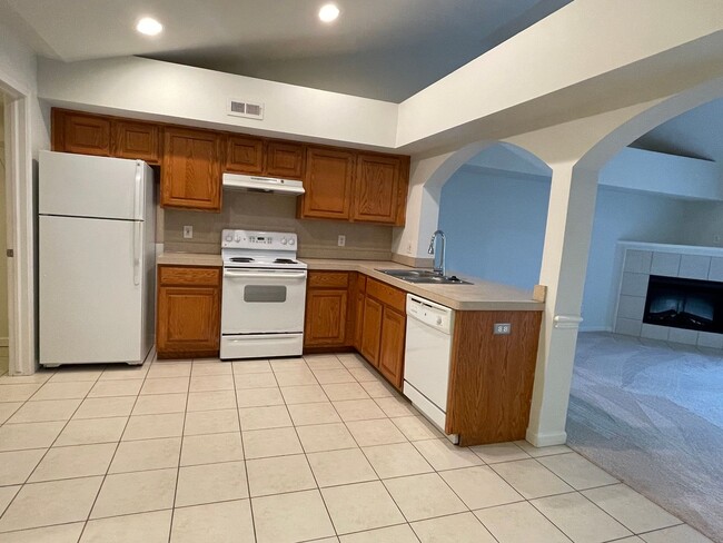 Building Photo - Shelby Township, 3-bedroom, 2-bath, Attach...