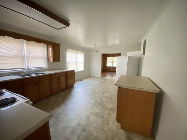 Building Photo - 902 South Hill Avenue