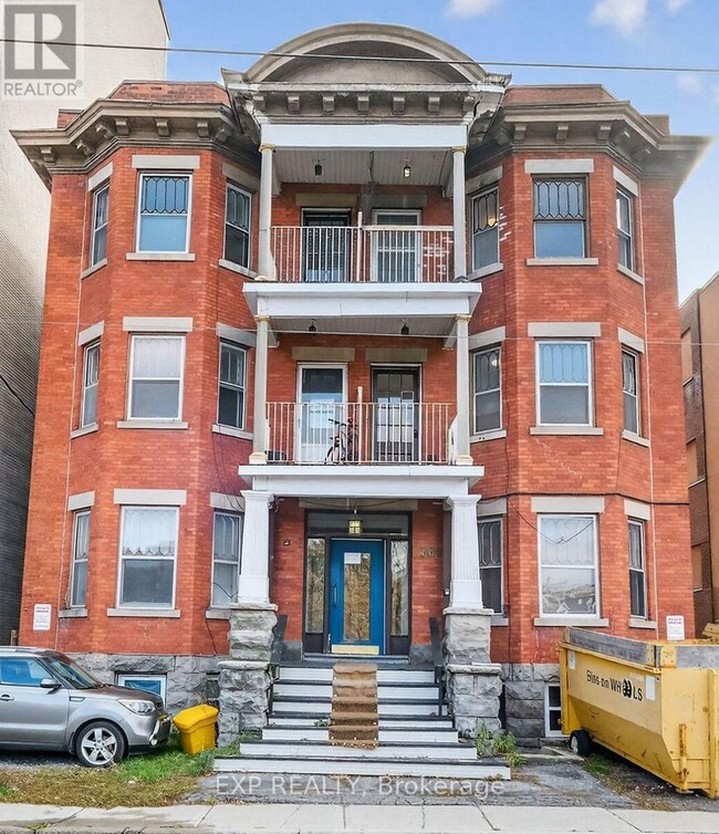 Building Photo - 366 Frank St