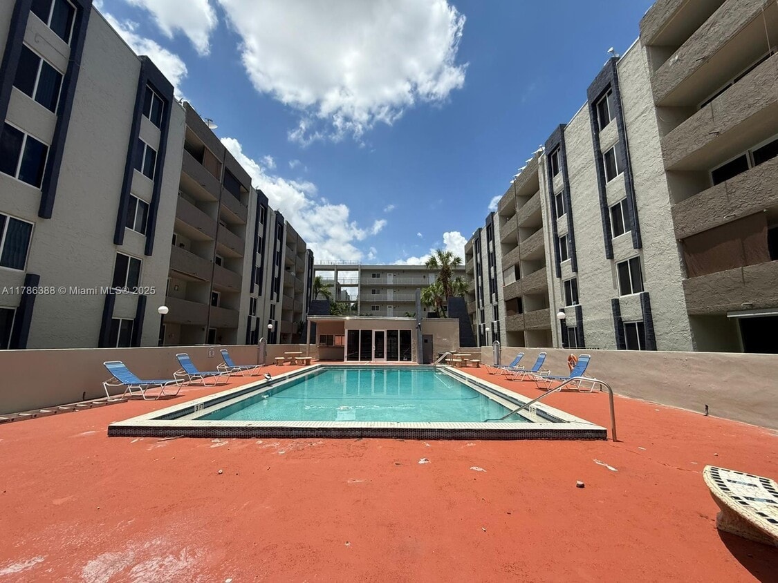 Foto principal - 10000 NW 80th Ct