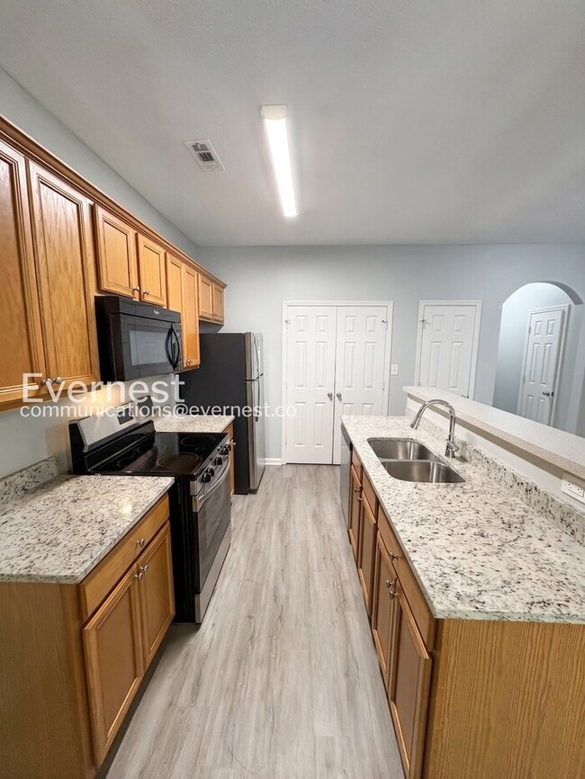 Building Photo - 3 Bed, 2 Bath Home with Garage / Pet-Friendly / Available Now!