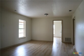Building Photo - 707 Old Seguin Luling Rd