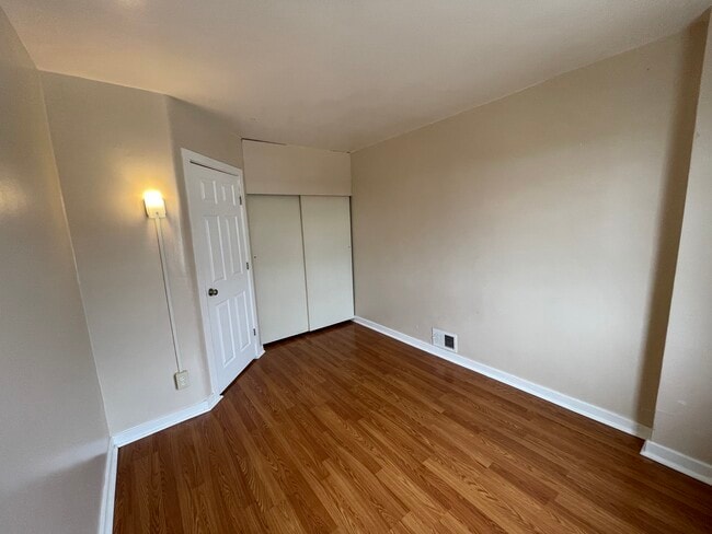 Foto del edificio - 343 Hemlock Dr