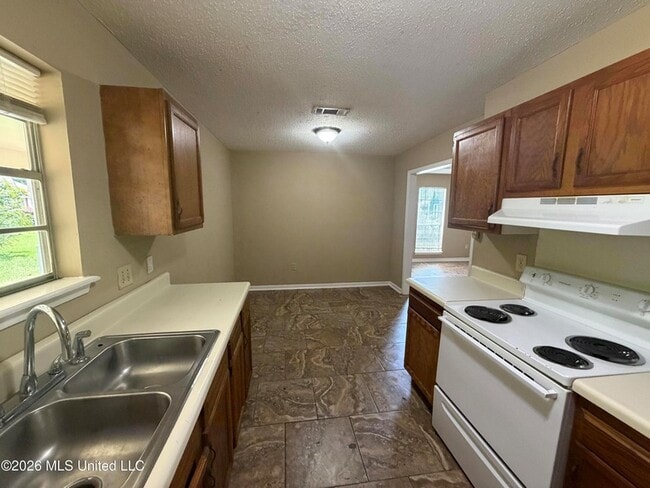 Building Photo - 1695 Ravenwood Ln