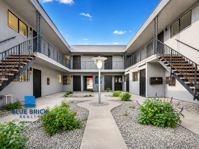 Foto del edificio - 2204 W Slauson Ave