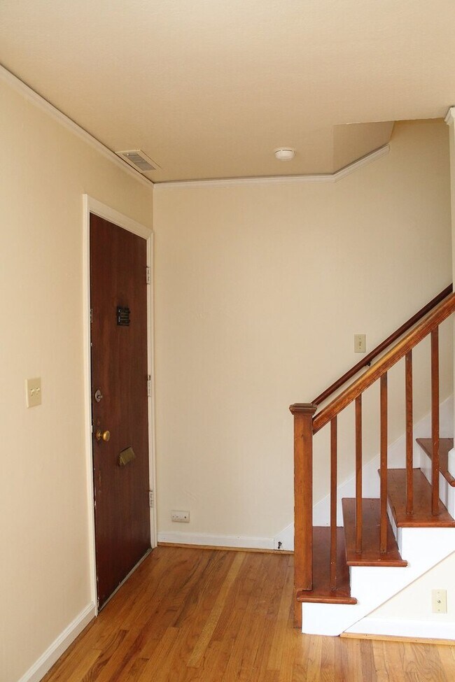 Foto del edificio - Character-Rich 2 Bedroom Condo in the hear...
