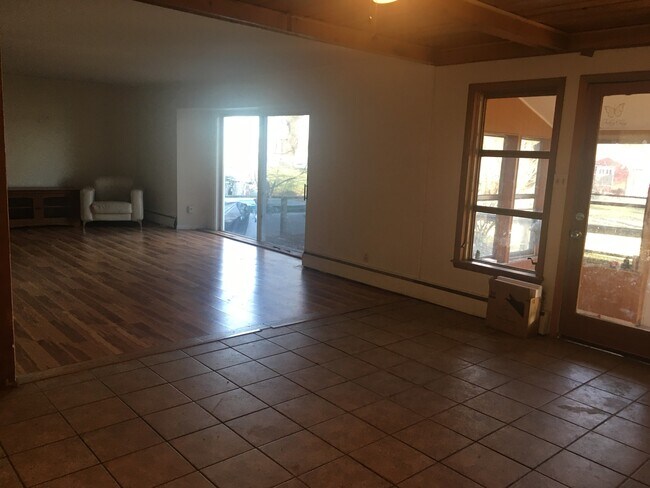 Building Photo - 518 Country Club Dr