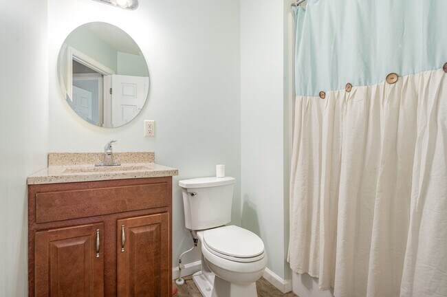 Building Photo - Spacious 3 bedroom Split level
