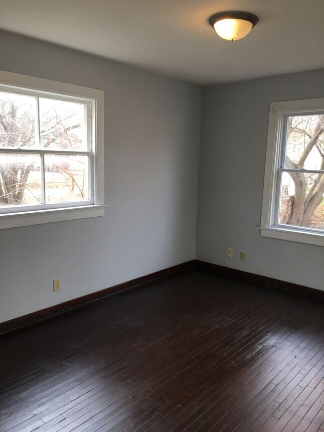Building Photo - Spacious 5 Bedroom 2 Bath Home, with 2 bedrooms and bath on main level