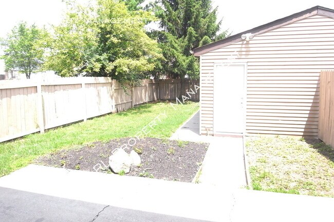 Building Photo - 3 bedroom 1.5 bathroom town home with fenc...