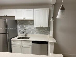 Building Photo - 550 SW 2nd Ave