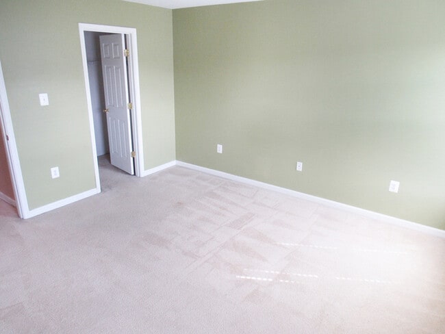 Building Photo - 3 Level Inner Town Home with 1 Car Garage ...