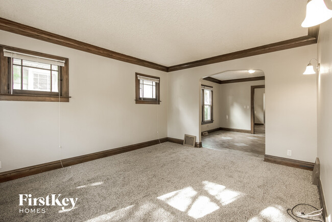 Building Photo - 216 S Elmwood Ave