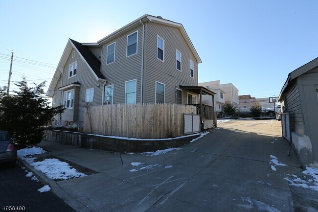 Building Photo - 539 Union Blvd