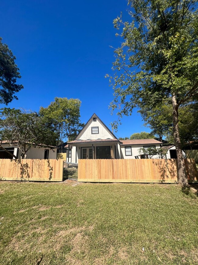 Building Photo - 3 Bedroom, 2 bath that sits on a triple lo...