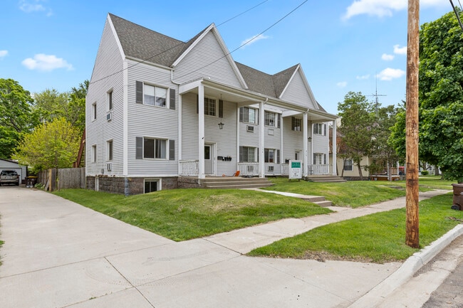 Building Photo - Colonial Manor