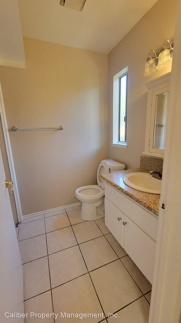 Building Photo - 2 br, 1.5 bath House - 8762 1/2 Pinecrest ...