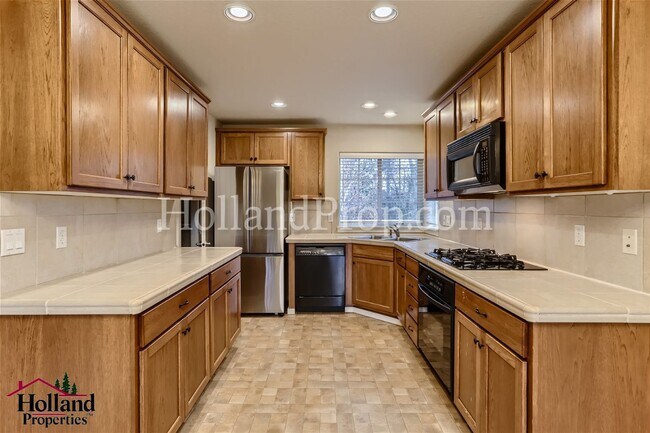Building Photo - Beautiful 2 Bedroom Townhouse with a Priva...
