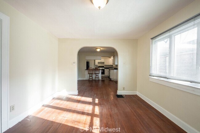 Foto del edificio - "Charming 2-Bed Home with Gleaming Hardwoo...