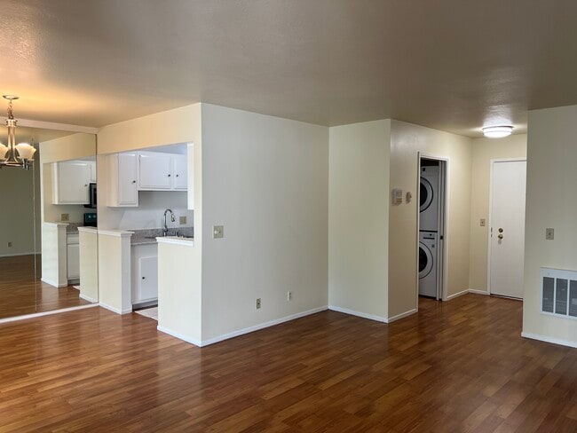 Building Photo - 1083 Shell Blvd