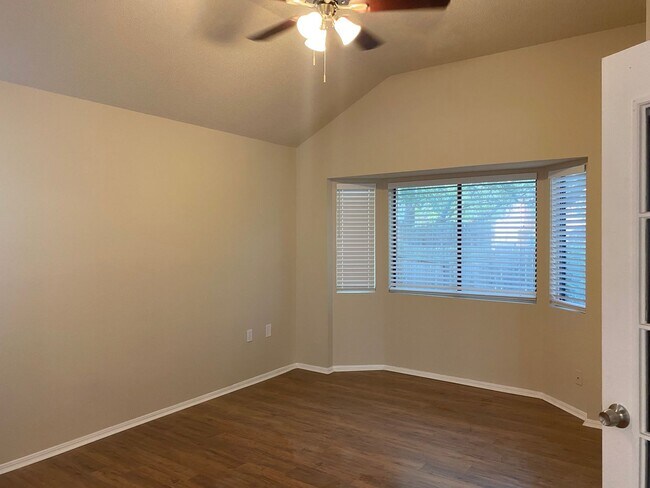 Foto del edificio - 4111 Camphor Way
