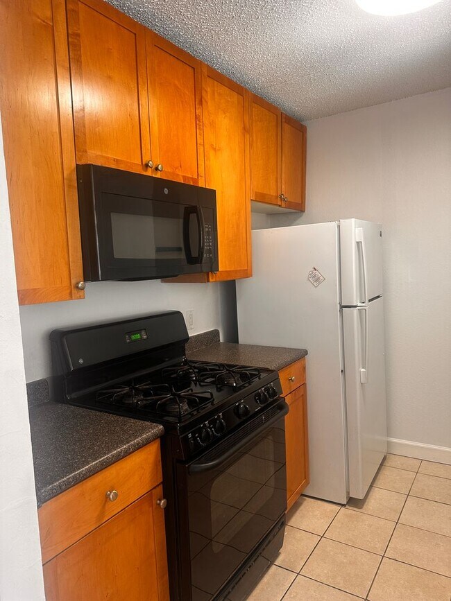 Building Photo - Charming 1 Bedroom 1 Bathroom Condo In Much Sought After EOS-21