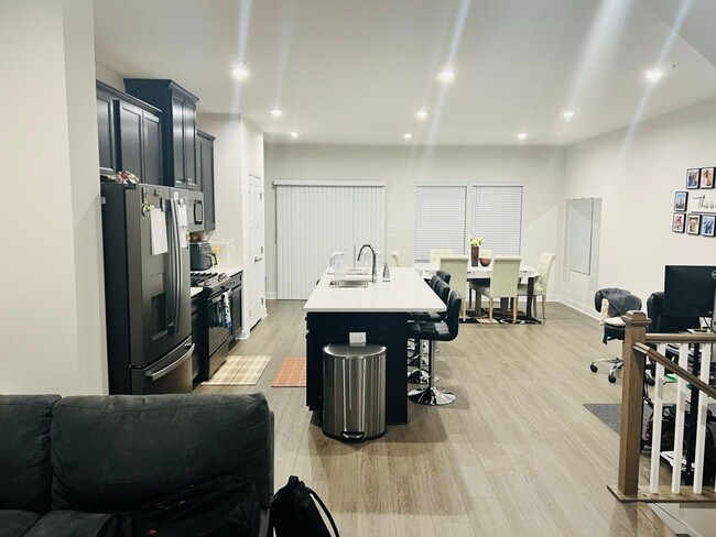 Building Photo - 4 Bedroom Townhome in Dublin